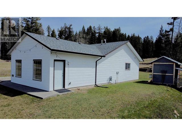 4985 Block Drive, House detached with 3 bedrooms, 2 bathrooms and null parking in Cariboo G BC | Image 4