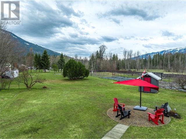 704 Moss Street, House detached with 5 bedrooms, 3 bathrooms and 6 parking in Revelstoke BC | Image 3