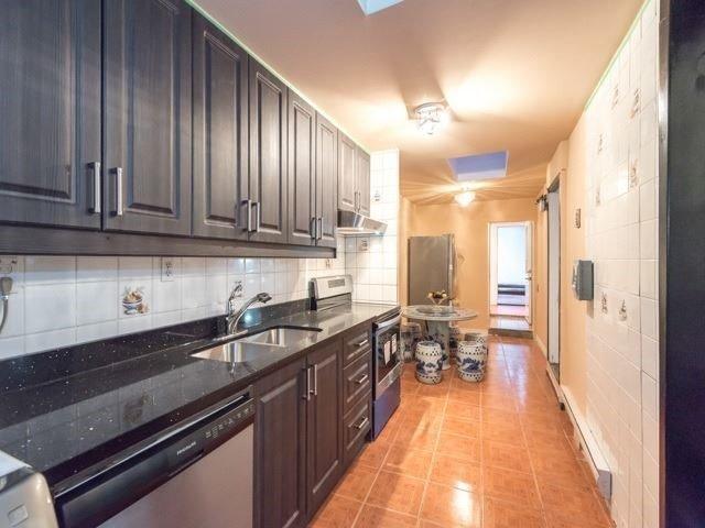 866 Bathurst St, House detached with 7 bedrooms, 5 bathrooms and 3 parking in Toronto ON | Image 2