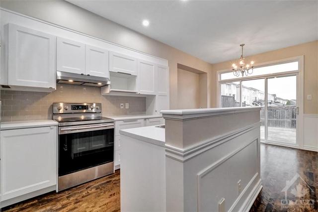 32 Torbec Avenue, Townhouse with 3 bedrooms, 3 bathrooms and 2 parking in Ottawa ON | Image 12