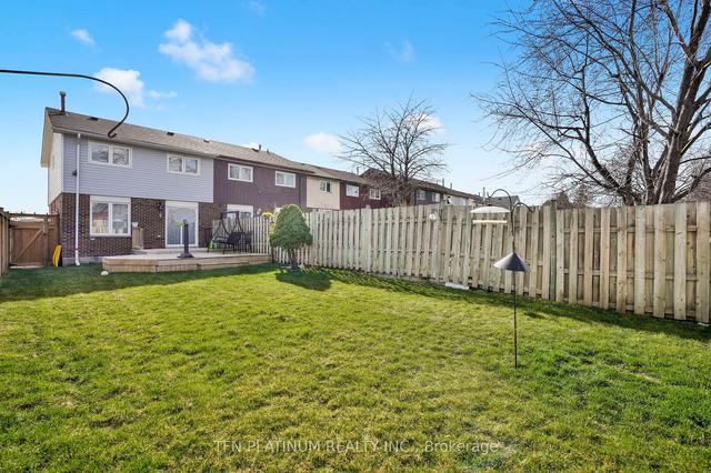 93 Kingswood Dr W, House attached with 3 bedrooms, 2 bathrooms and 3 parking in Brampton ON | Image 35