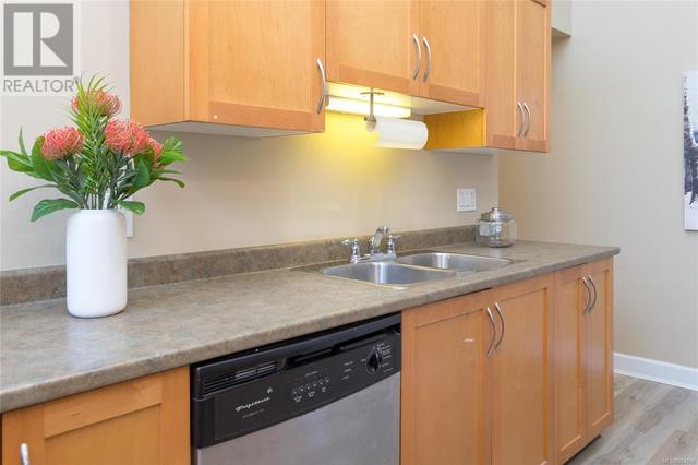 112 - 880 Short St, Condo with 2 bedrooms, 2 bathrooms and 1 parking in Saanich BC | Image 14