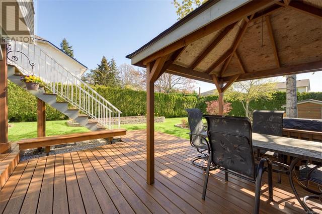 1292 Layritz Pl, House detached with 4 bedrooms, 4 bathrooms and 2 parking in Saanich BC | Image 39