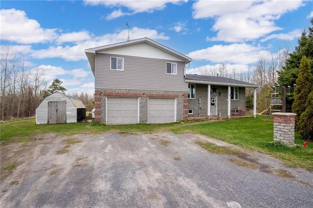 3040 Finch Roxborough Twp Road, House detached with 3 bedrooms, 2 bathrooms and 6 parking in North Stormont ON | Image 2