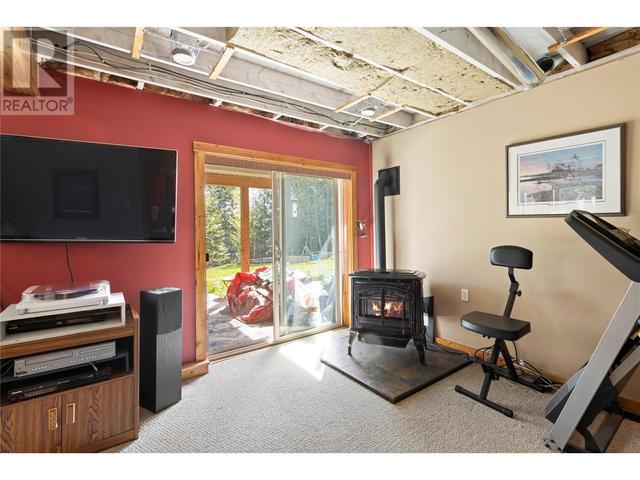 7456 Anglemont Way, House detached with 2 bedrooms, 2 bathrooms and 6 parking in Columbia Shuswap F BC | Image 42