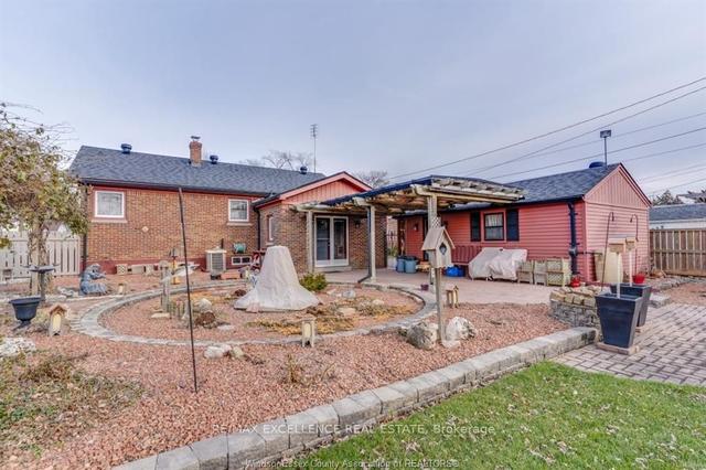 3551 Dominion Blvd, House detached with 3 bedrooms, 3 bathrooms and 5 parking in Windsor ON | Image 29