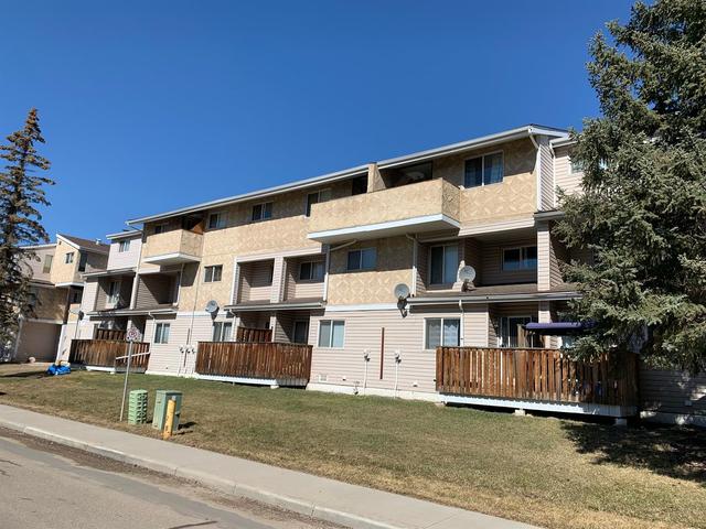 226 - 9736 82 Avenue, Condo with 2 bedrooms, 1 bathrooms and 1 parking in Grande Prairie AB | Image 2