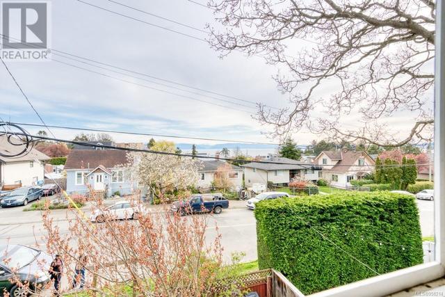 1332 Lyall St, House detached with 2 bedrooms, 1 bathrooms and 2 parking in Esquimalt BC | Image 45