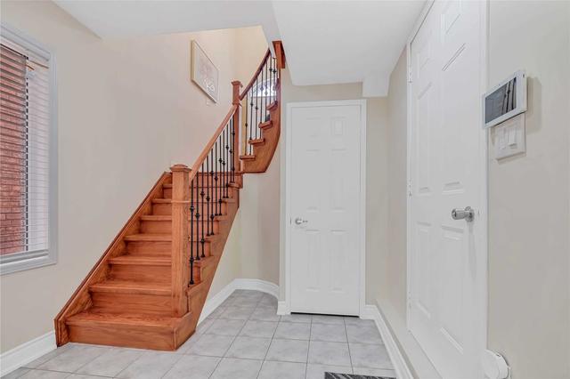 12 Moorefield Dr N, House semidetached with 3 bedrooms, 3 bathrooms and 2 parking in Toronto ON | Image 11