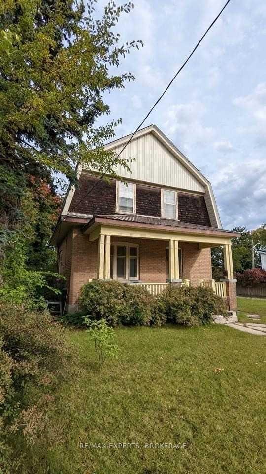 54 Tiffin St, House detached with 2 bedrooms, 2 bathrooms and 5 parking in Barrie ON | Image 1