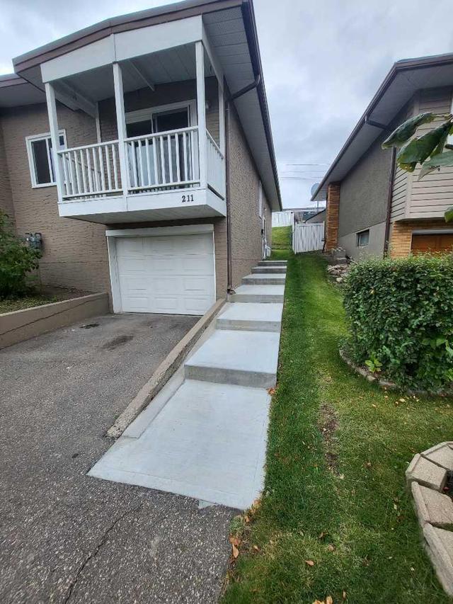 211 42 Avenue Sw, Home with 3 bedrooms, 1 bathrooms and 2 parking in Calgary AB | Image 1