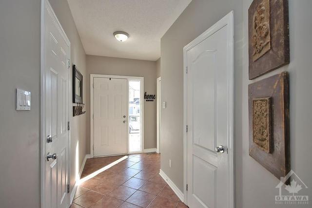 403 Cache Bay Crescent, Home with 3 bedrooms, 3 bathrooms and 2 parking in Ottawa ON | Image 4