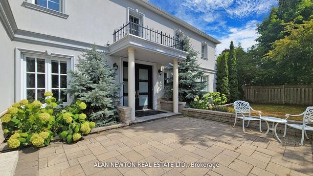 15 Laureleaf Rd, House detached with 4 bedrooms, 5 bathrooms and 8 parking in Markham ON | Image 3