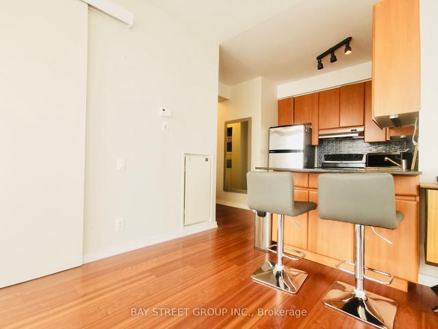 1004 - 30 Canterbury Pl, Condo with 2 bedrooms, 2 bathrooms and 1 parking in Toronto ON | Image 4