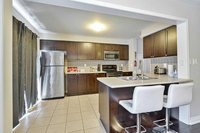 902 Raftis Crct, House attached with 3 bedrooms, 2 bathrooms and 1 parking in Milton ON | Image 6