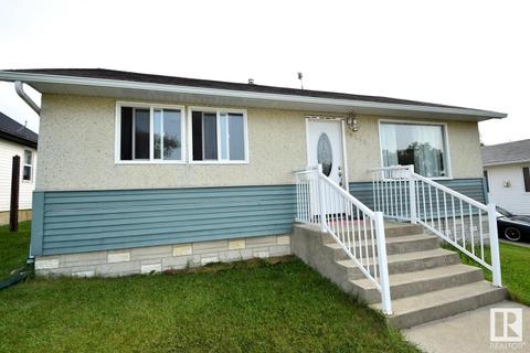 4813 51 Av, House detached with 3 bedrooms, 1 bathrooms and null parking in Kitscoty AB | Card Image