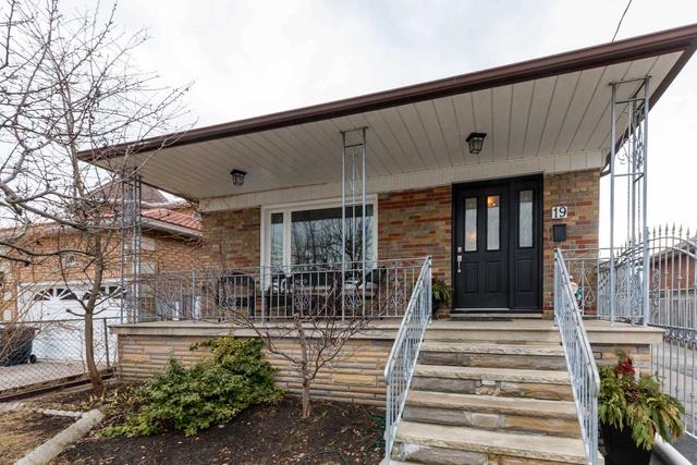19 Merriday St, House detached with 3 bedrooms, 2 bathrooms and 7 parking in Toronto ON | Image 1