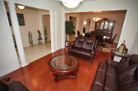 8 Valleycreek Dr, House detached with 5 bedrooms, 5 bathrooms and 6 parking in Brampton ON | Image 3