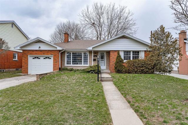 2081 Courtland Dr, House detached with 3 bedrooms, 2 bathrooms and 3 parking in Burlington ON | Image 1