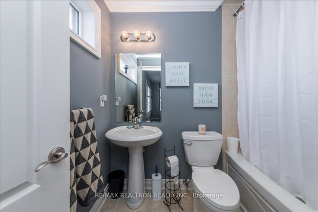 11 White Oaks Rd, Townhouse with 2 bedrooms, 3 bathrooms and 2 parking in Barrie ON | Image 14