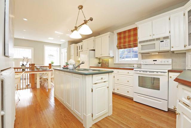 21 Melgund Rd, House detached with 3 bedrooms, 3 bathrooms and 1 parking in Toronto ON | Image 3