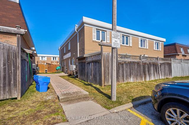52 - 166 Town House Cres N, Townhouse with 3 bedrooms, 2 bathrooms and 2 parking in Brampton ON | Image 1