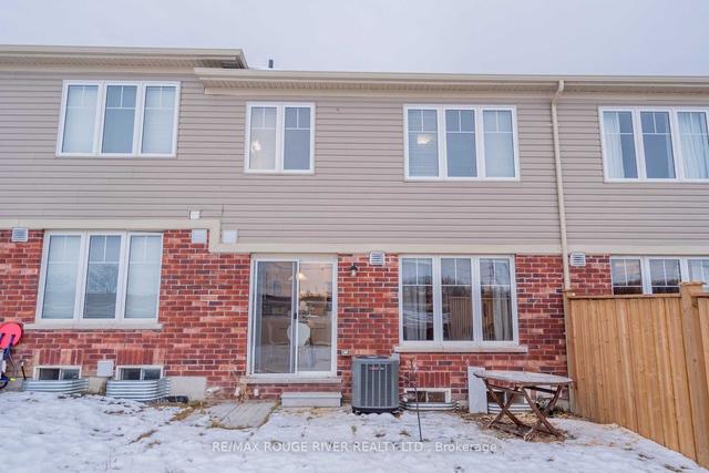 142 Symington Ave, House attached with 3 bedrooms, 3 bathrooms and 3 parking in Oshawa ON | Image 16