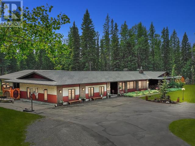 32578 Range Road 52 Road, House detached with 11 bedrooms, 5 bathrooms and 10 parking in Mountain View County AB | Image 2
