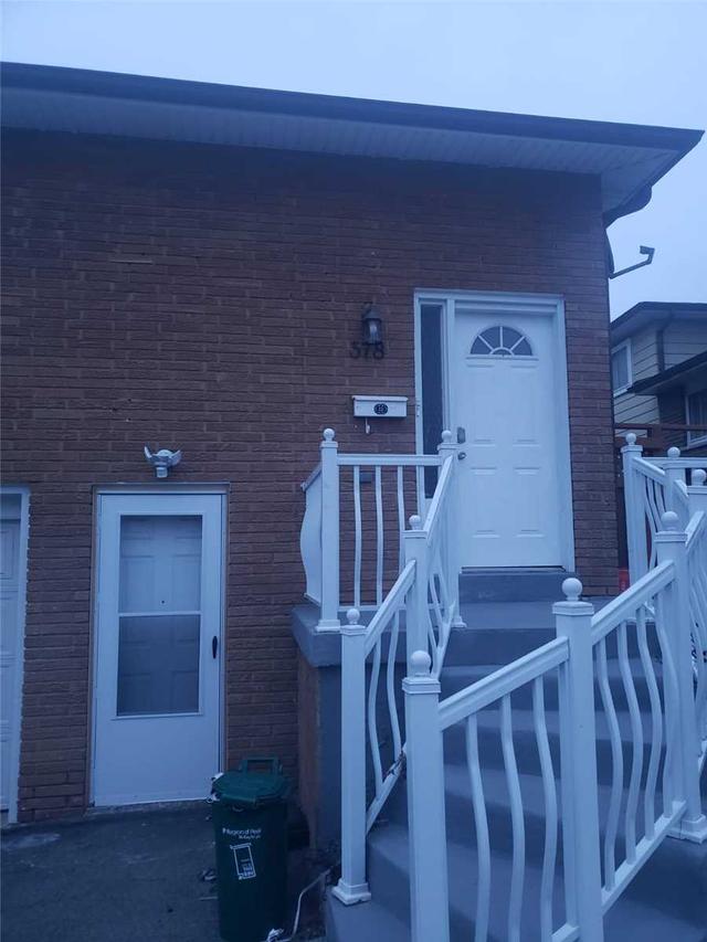 378 Pinemeadow Ave, House semidetached with 3 bedrooms, 2 bathrooms and 2 parking in Mississauga ON | Image 1