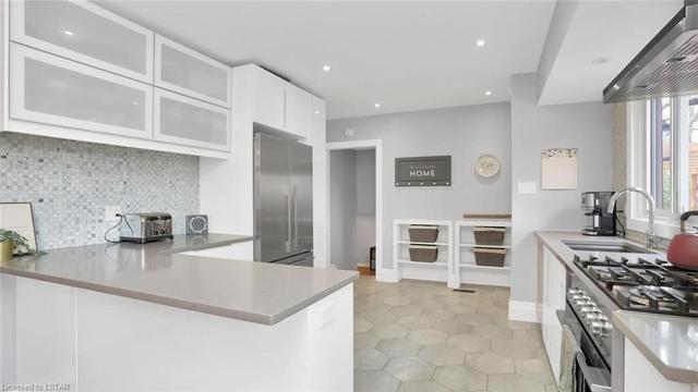 74 Larkspur Crescent, House detached with 5 bedrooms, 2 bathrooms and 7 parking in London ON | Image 4
