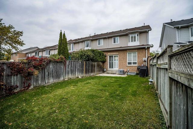 1166 Upper Village Dr, Townhouse with 3 bedrooms, 3 bathrooms and 3 parking in Mississauga ON | Image 8