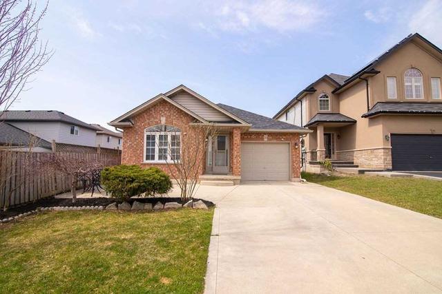10 Hannah Cres, House detached with 3 bedrooms, 2 bathrooms and 3 parking in Hamilton ON | Image 1