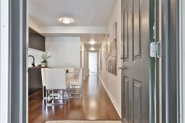 201 - 6 Brian Peck Cres, Townhouse with 2 bedrooms, 2 bathrooms and 1 parking in Toronto ON | Image 1