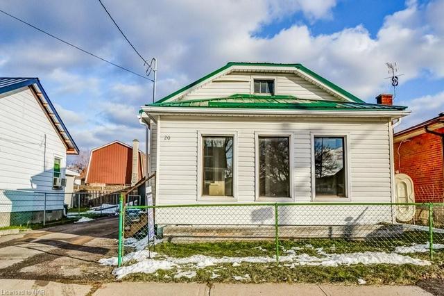 20 St. George Street, House detached with 2 bedrooms, 1 bathrooms and 3 parking in St. Catharines ON | Image 1