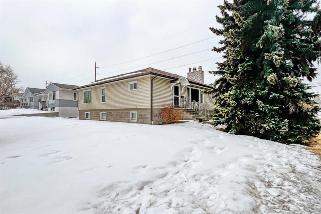 3308 2 Street Ne, House detached with 3 bedrooms, 1 bathrooms and 4 parking in Calgary AB | Image 1