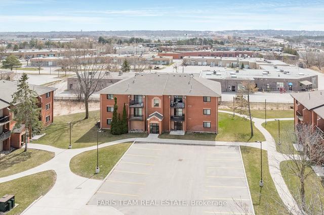 f2 - 171 Edgehill Dr, Condo with 2 bedrooms, 1 bathrooms and 1 parking in Barrie ON | Image 1