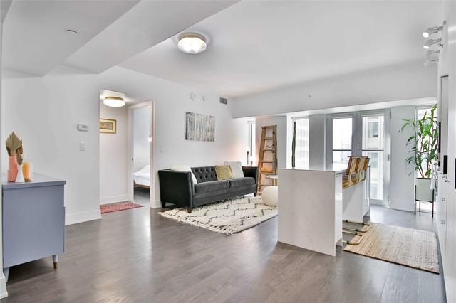 515 - 955 Bay St, Condo with 2 bedrooms, 1 bathrooms and 1 parking in Toronto ON | Image 1