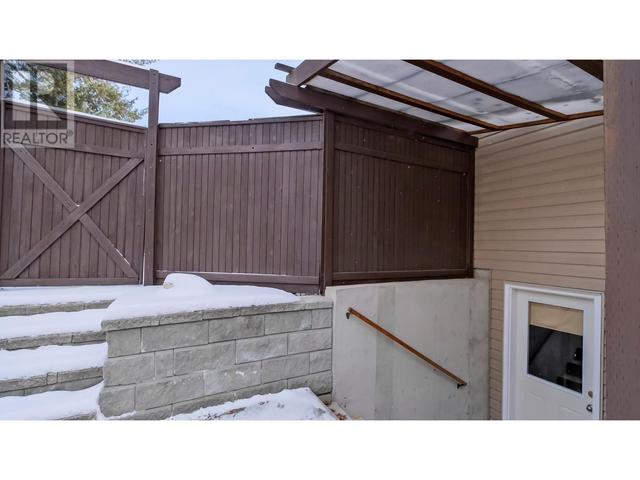 864 Small Court, House detached with 6 bedrooms, 3 bathrooms and 2 parking in Kelowna BC | Image 40