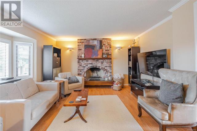 589 Kay St, House detached with 4 bedrooms, 2 bathrooms and 6 parking in Saanich BC | Image 4