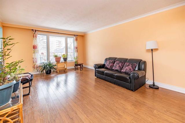 4 Grenadine Crt, House semidetached with 4 bedrooms, 3 bathrooms and 3 parking in Toronto ON | Image 4