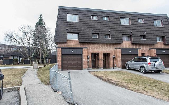 81 Darras Crt, Townhouse with 3 bedrooms, 2 bathrooms and 2 parking in Brampton ON | Image 1