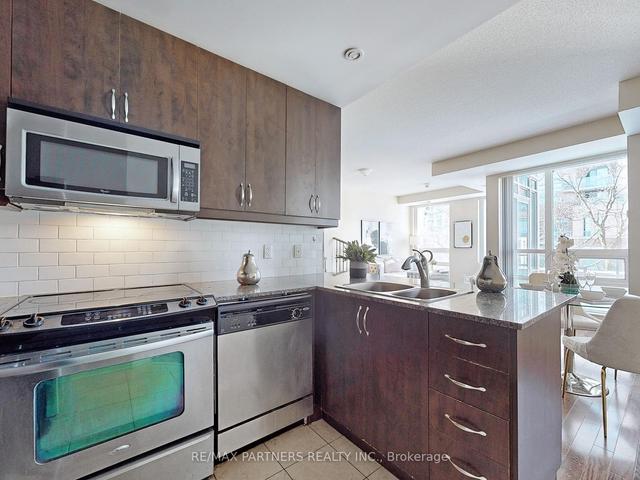 210 - 21 Olive Ave, Townhouse with 2 bedrooms, 3 bathrooms and 1 parking in Toronto ON | Image 4