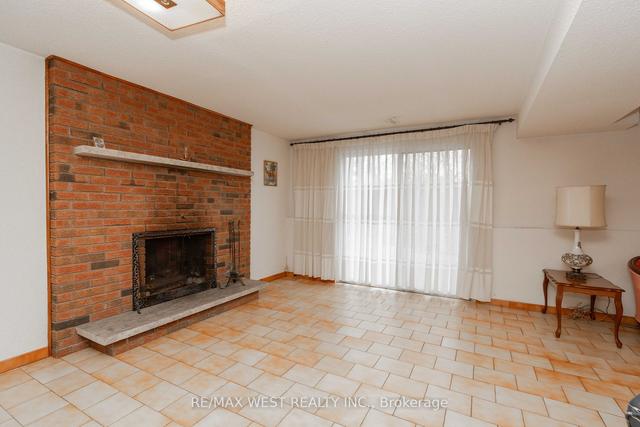 8 Marker Crt, House detached with 3 bedrooms, 2 bathrooms and 8 parking in Toronto ON | Image 21