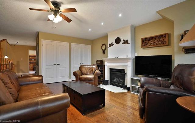 27 Ellen Street, House attached with 2 bedrooms, 2 bathrooms and 3 parking in Mississauga ON | Image 3