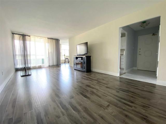 203 - 44 Longbourne Dr, Condo with 3 bedrooms, 2 bathrooms and 1 parking in Toronto ON | Image 2