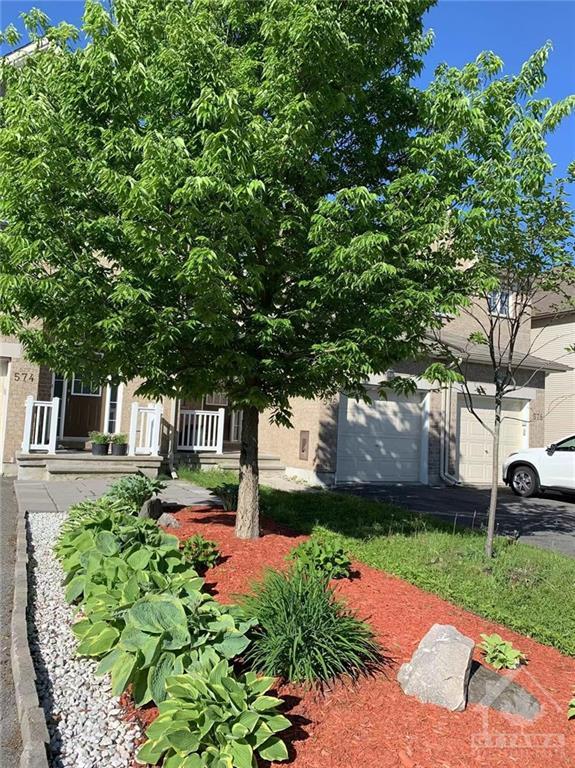 574 Remnor Avenue, Townhouse with 3 bedrooms, 3 bathrooms and 3 parking in Ottawa ON | Image 2