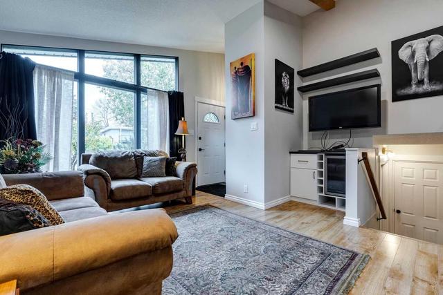 802 Canfield Way Sw, Home with 2 bedrooms, 2 bathrooms and 3 parking in Calgary AB | Image 2