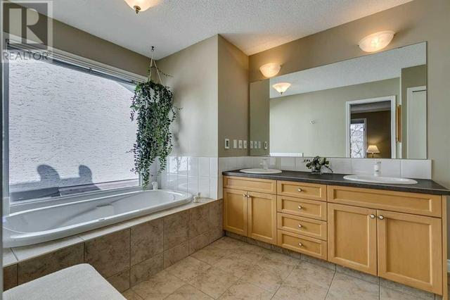 159 Woodhaven Place Sw, House detached with 4 bedrooms, 3 bathrooms and 4 parking in Calgary AB | Image 20