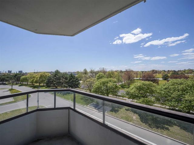 411 - 300 Alton Towers Circ, Condo with 2 bedrooms, 2 bathrooms and 1 parking in Toronto ON | Image 2