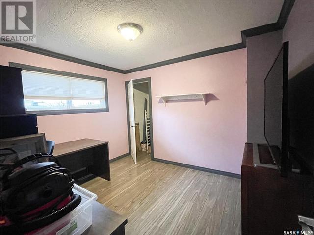 305 1st Street E, House detached with 3 bedrooms, 2 bathrooms and null parking in Meadow Lake SK | Image 10